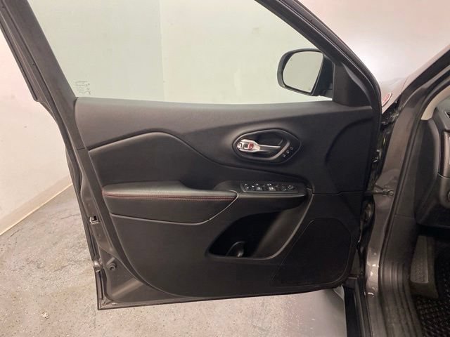 Used 2019 Jeep Cherokee Trailhawk AWD/4WD image 20