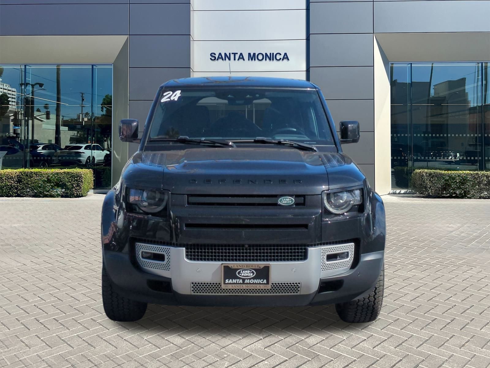 Used 2024 Land Rover Defender 110 SE image 8