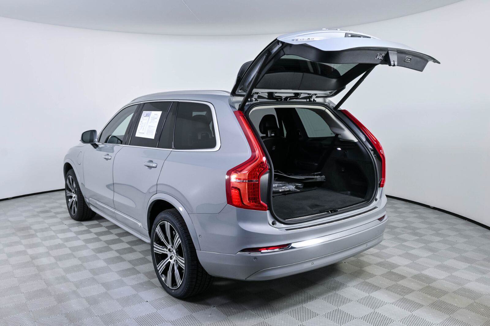 Certified 2024 Volvo XC90 T8 Plus w/ Protection Package Premier AWD/4WD image 33