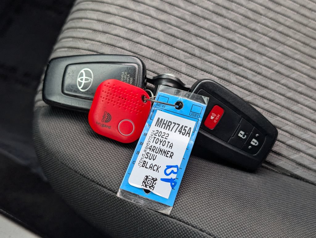 Used 2022 Toyota 4Runner SR5 AWD/4WD image 35
