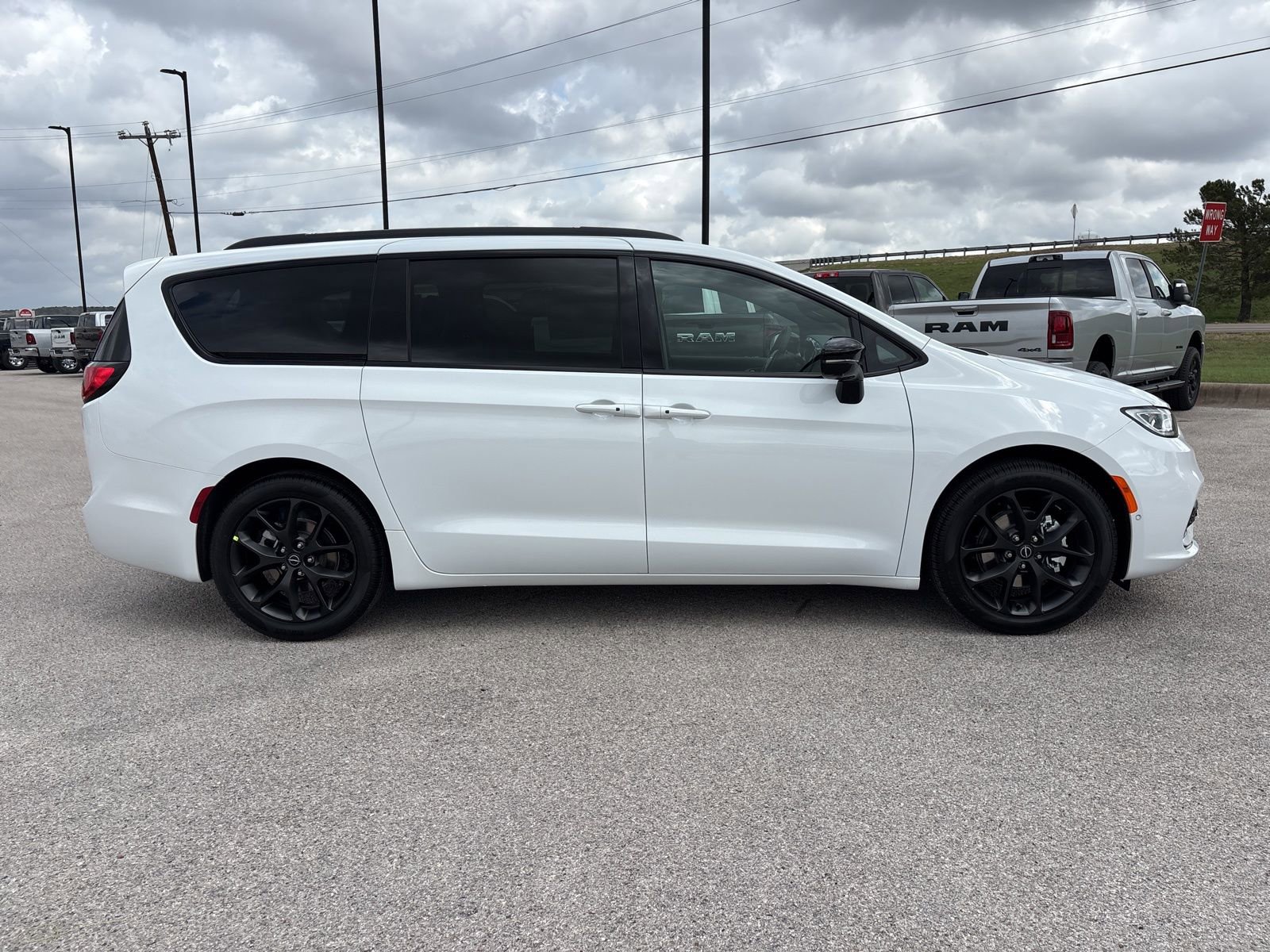 New 2026 Chrysler Pacifica Limited w/ S Appearance Package image 7