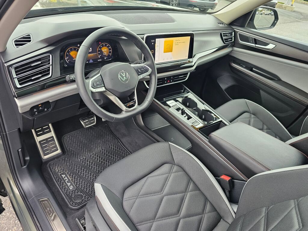 Certified 2025 Volkswagen Atlas Peak Edition SE AWD/4WD image 2