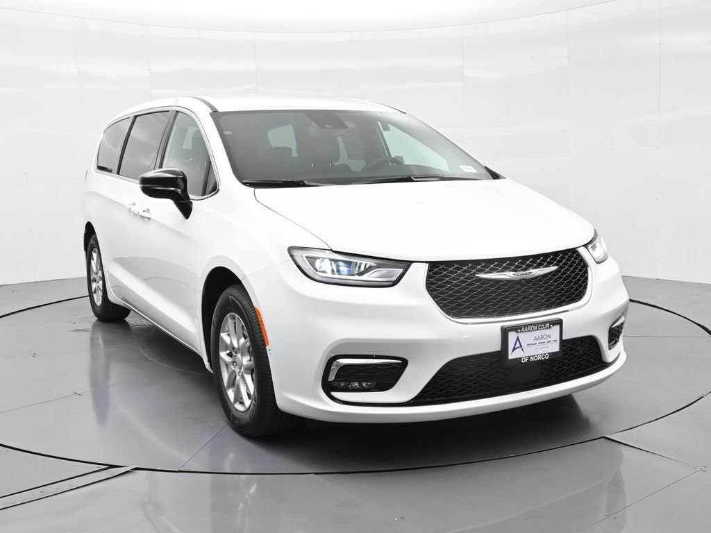 New 2026 Chrysler Pacifica Select image 4