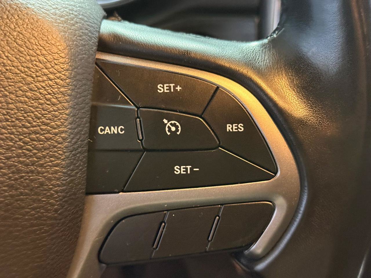 Used 2019 Jeep Grand Cherokee Laredo AWD/4WD image 27