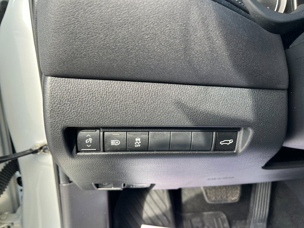 Used 2021 Toyota Venza LE image 32