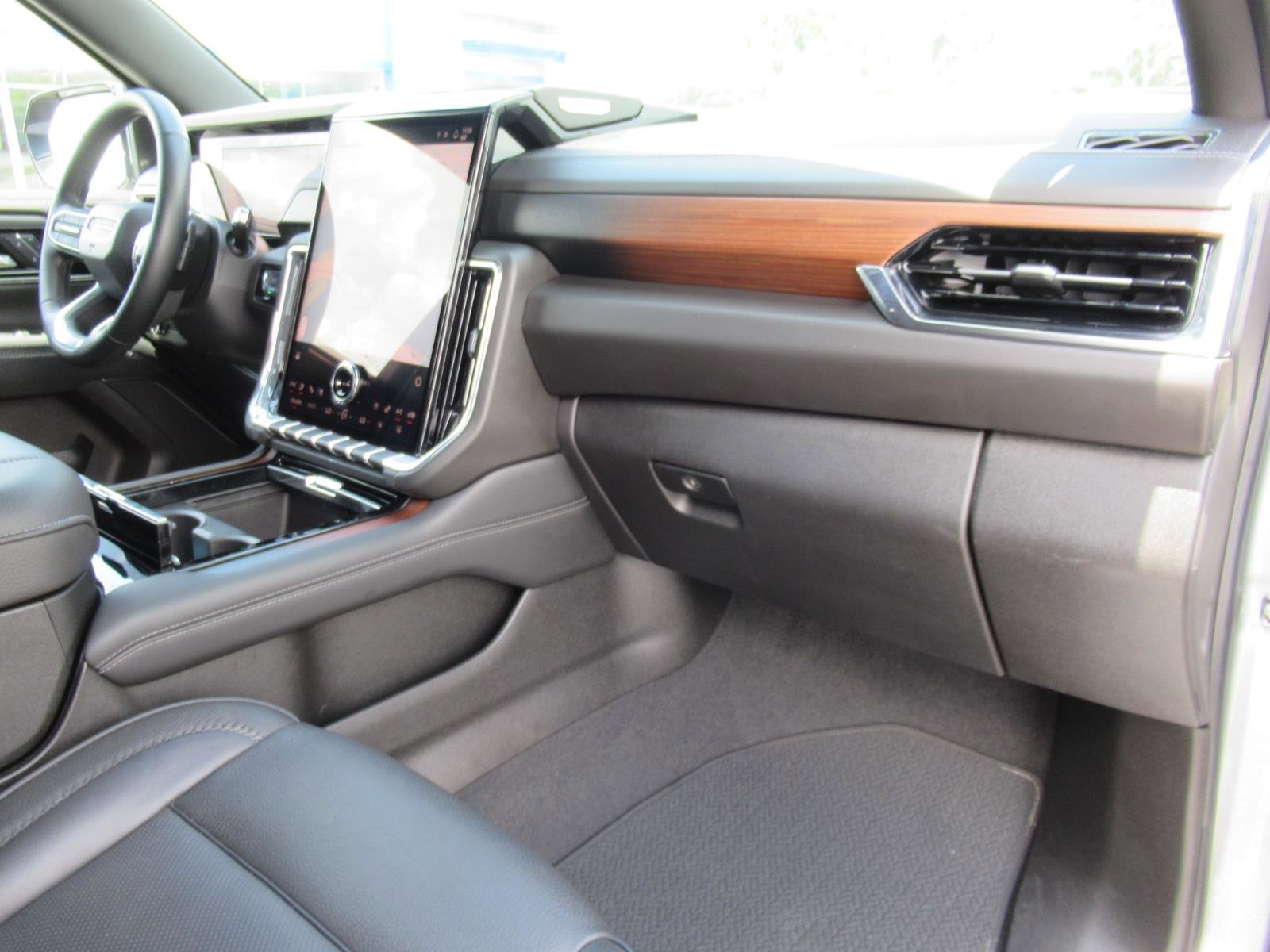 Used 2025 GMC Yukon XL Denali AWD/4WD image 12