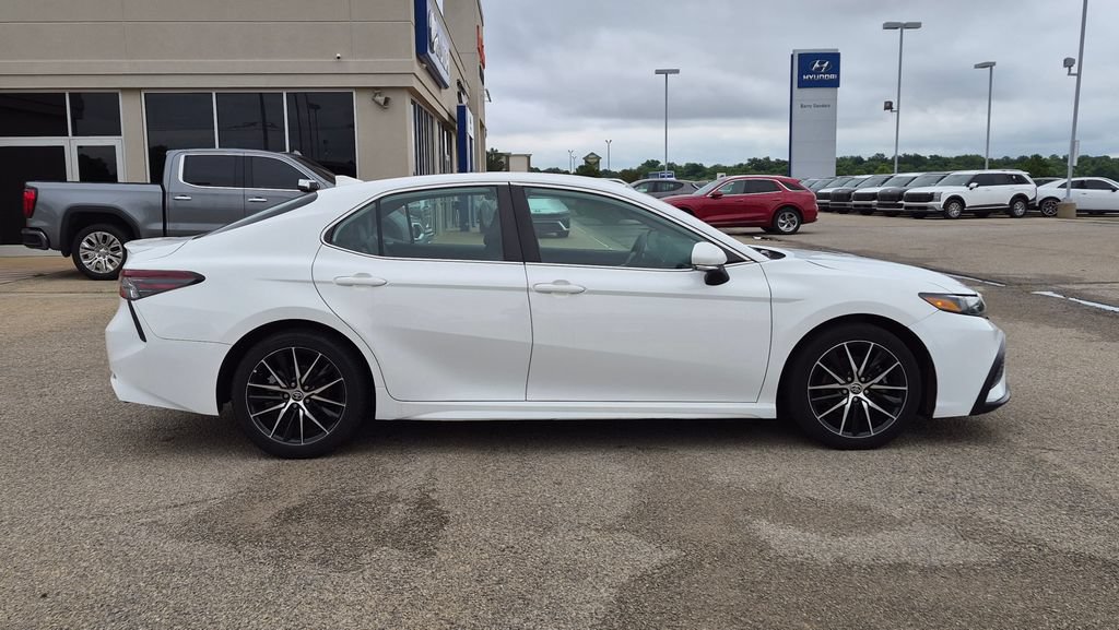 Used 2022 Toyota Camry SE w/ Cold Weather Package FWD image 2