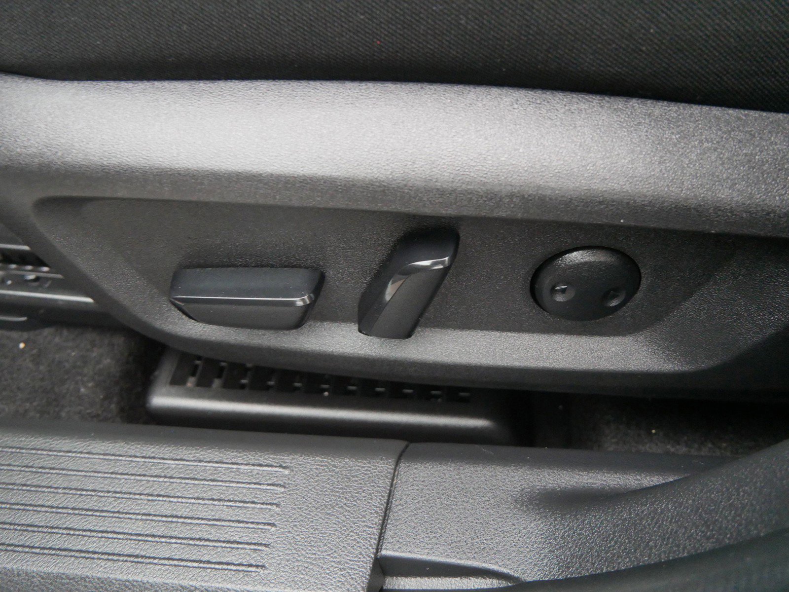 Used 2023 Nissan Rogue SV image 15