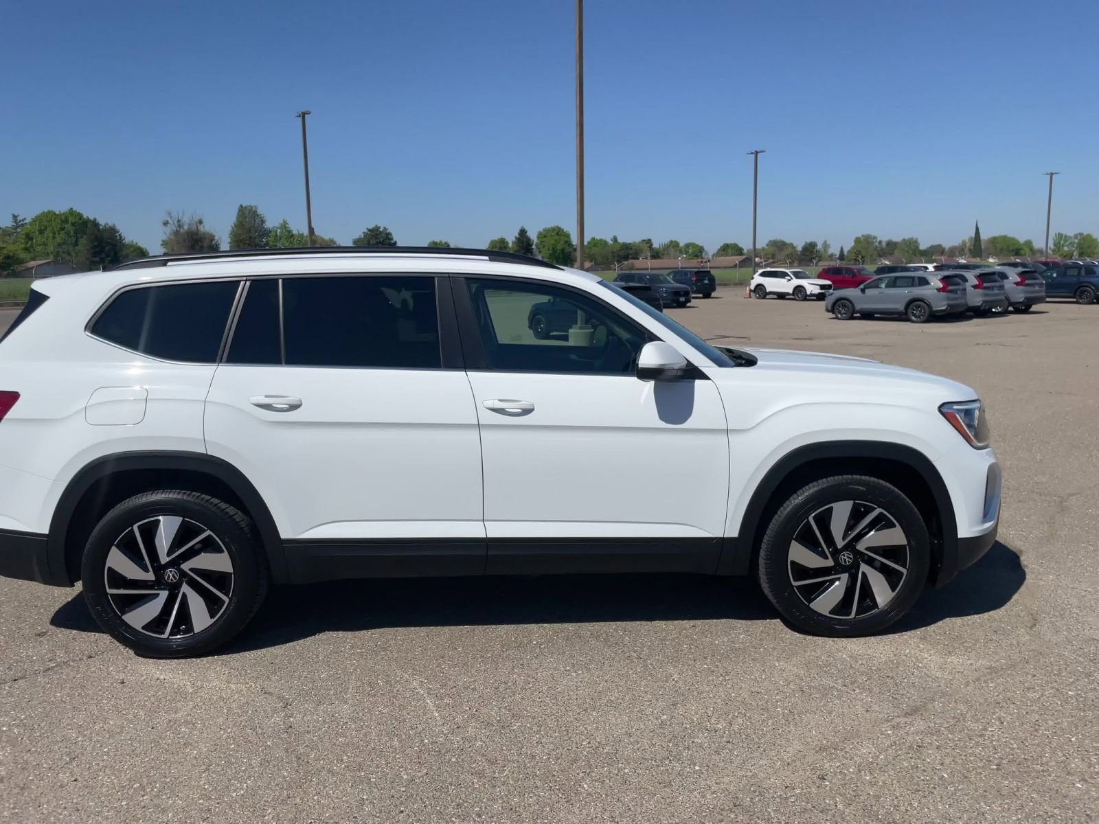 Used 2025 Volkswagen Atlas SE image 16