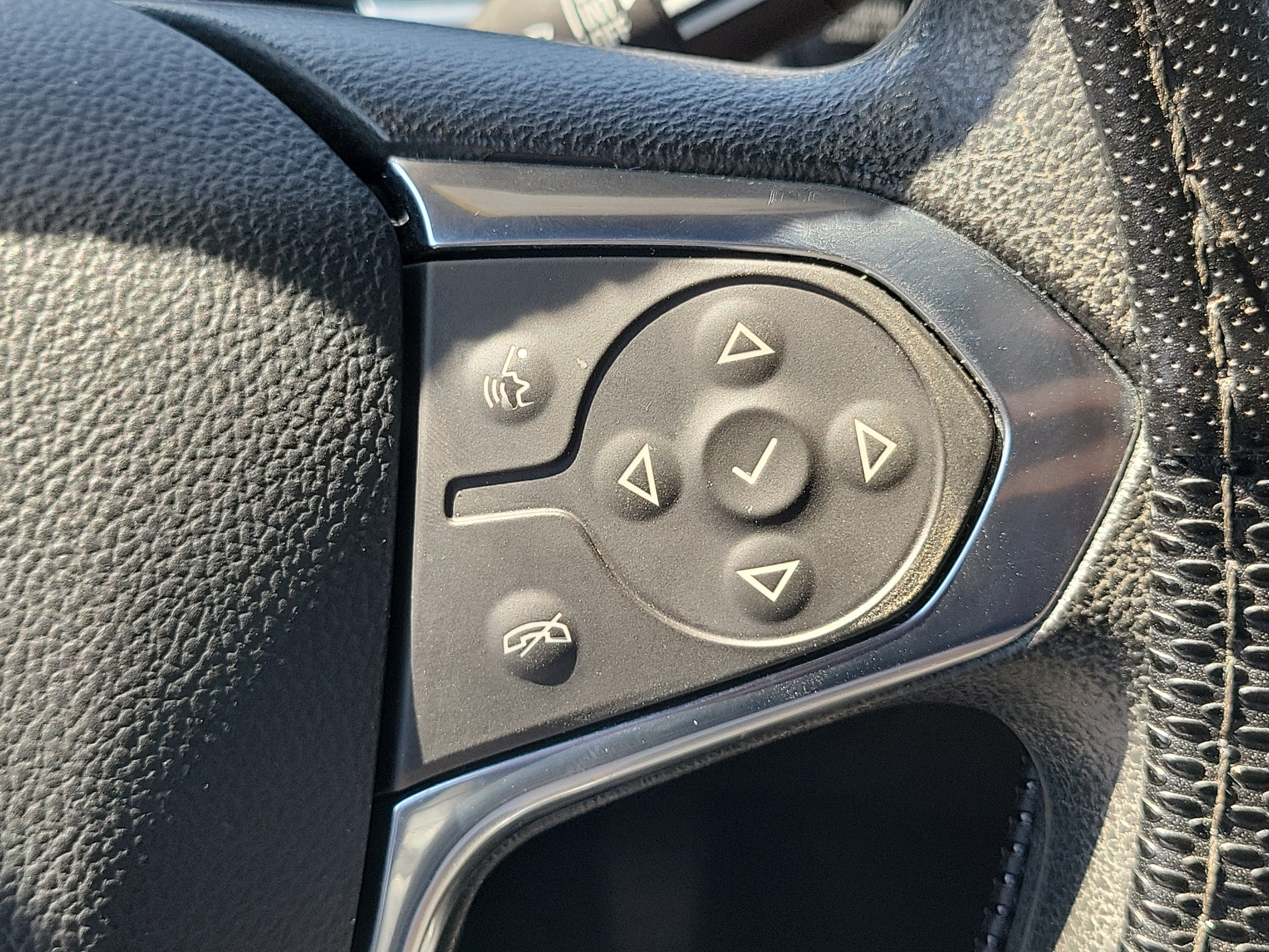 Used 2023 Chevrolet Traverse LS FWD image 22