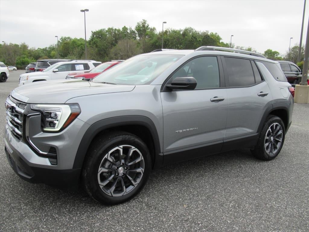 Used 2025 GMC Terrain Elevation w/ Elevation Premium Package AWD/4WD image 3