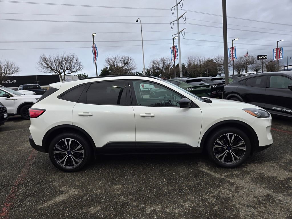 Used 2022 Ford Escape SE w/ SE Sport Appearance Package image 4