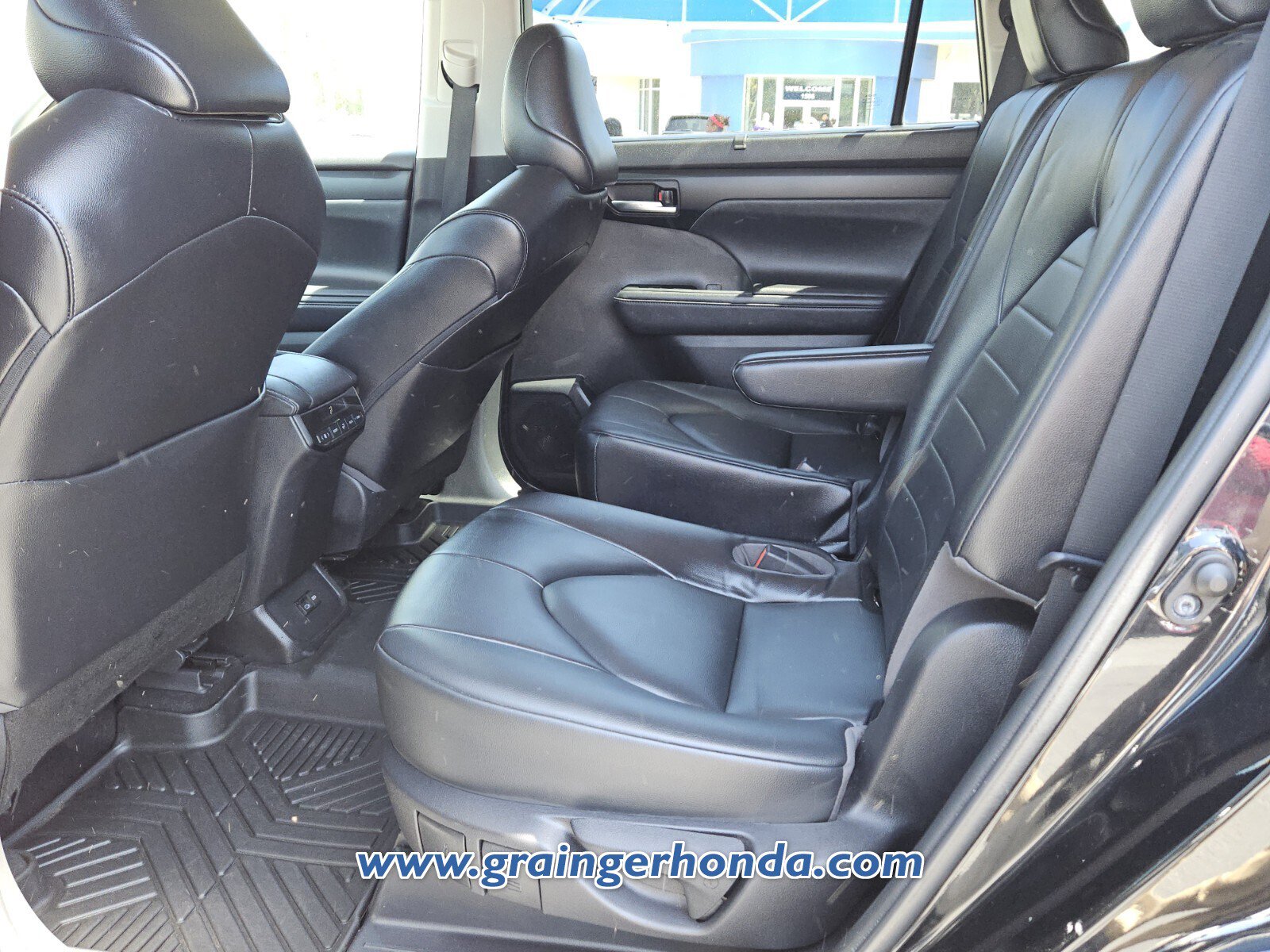 Used 2022 Toyota Highlander XLE image 11