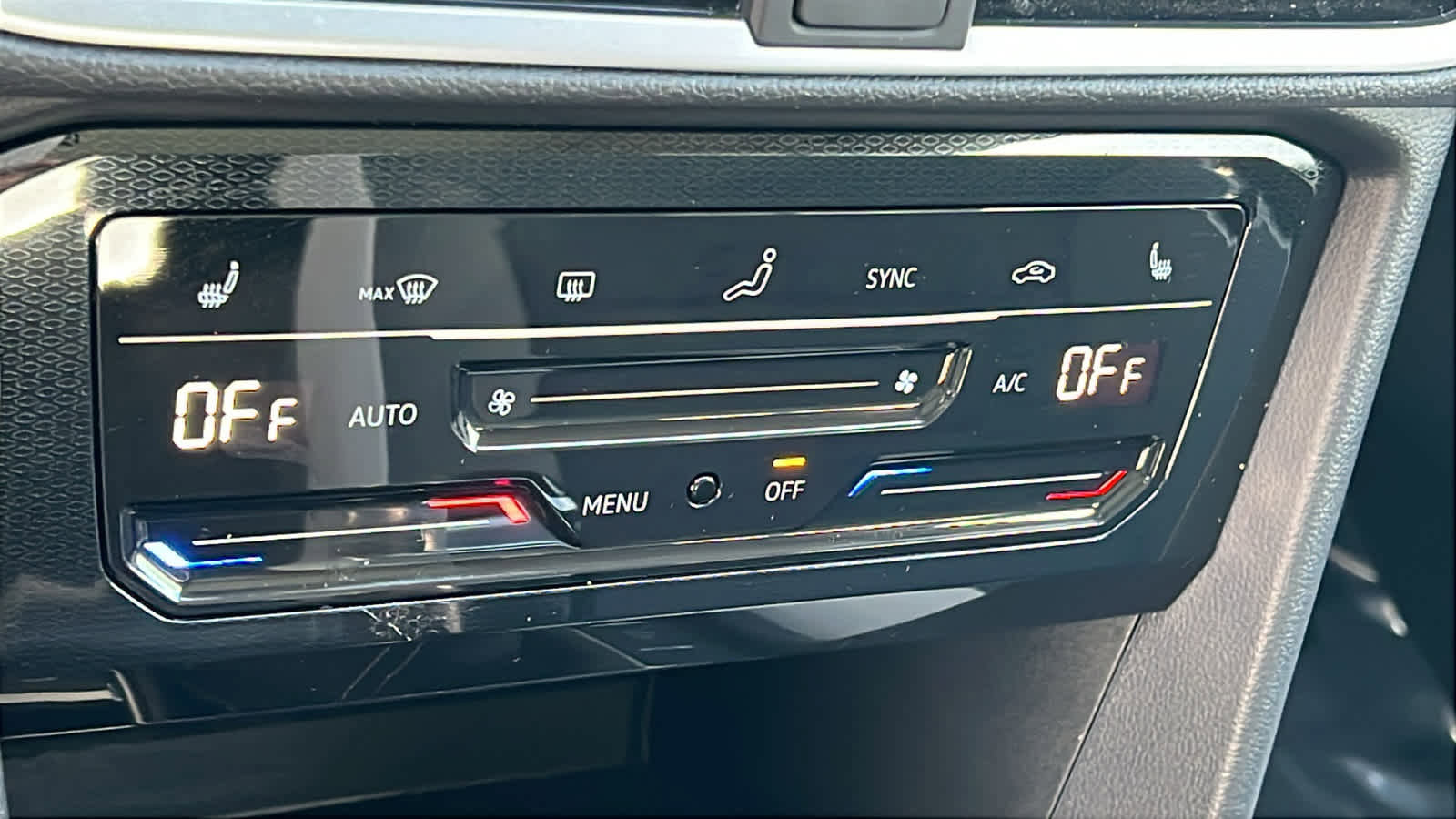 Used 2025 Volkswagen Taos SE w/ Panoramic Sunroof Package image 14