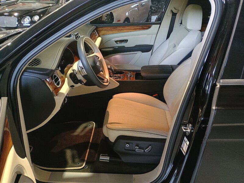 Used 2023 Bentley Bentayga AWD/4WD image 13