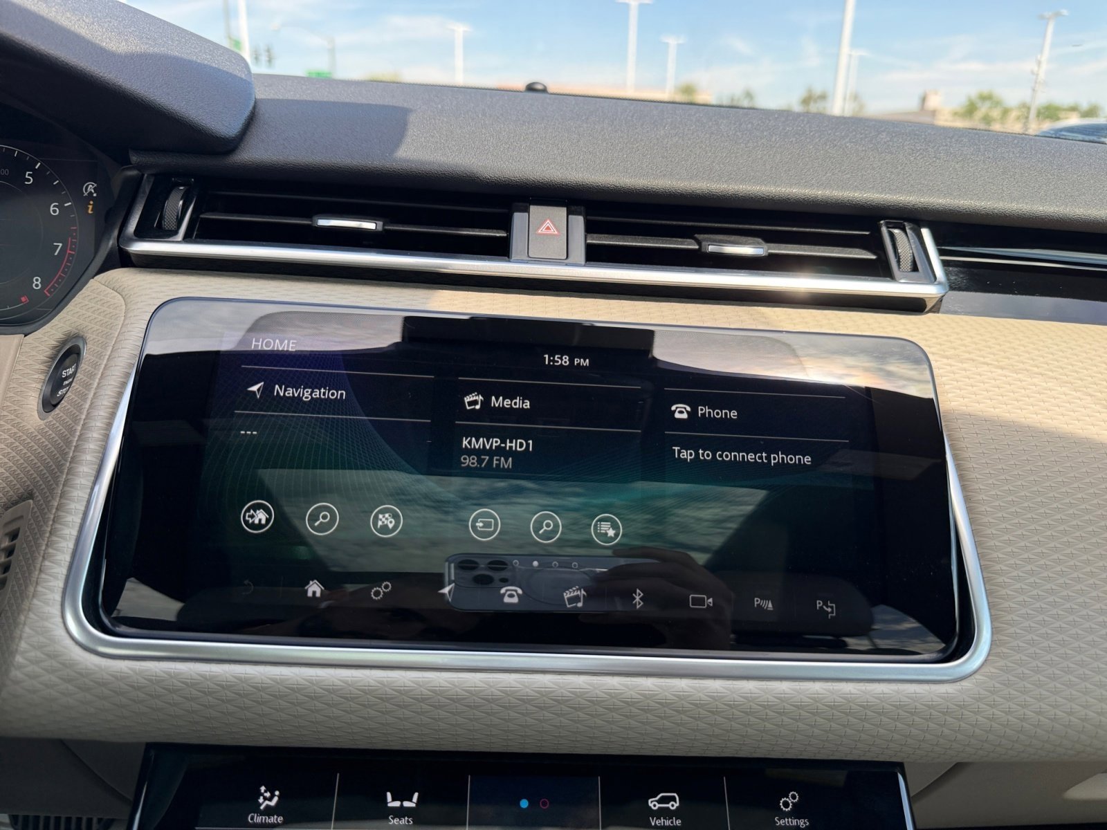 Used 2019 Land Rover Range Rover Velar R-Dynamic SE image 12