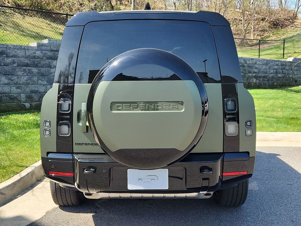 New 2026 Land Rover Defender 130 X-Dynamic SE image 7