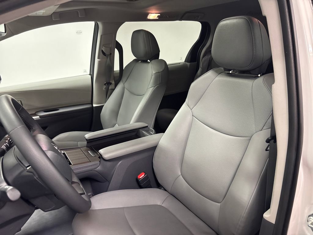 Used 2024 Toyota Sienna XLE FWD image 26