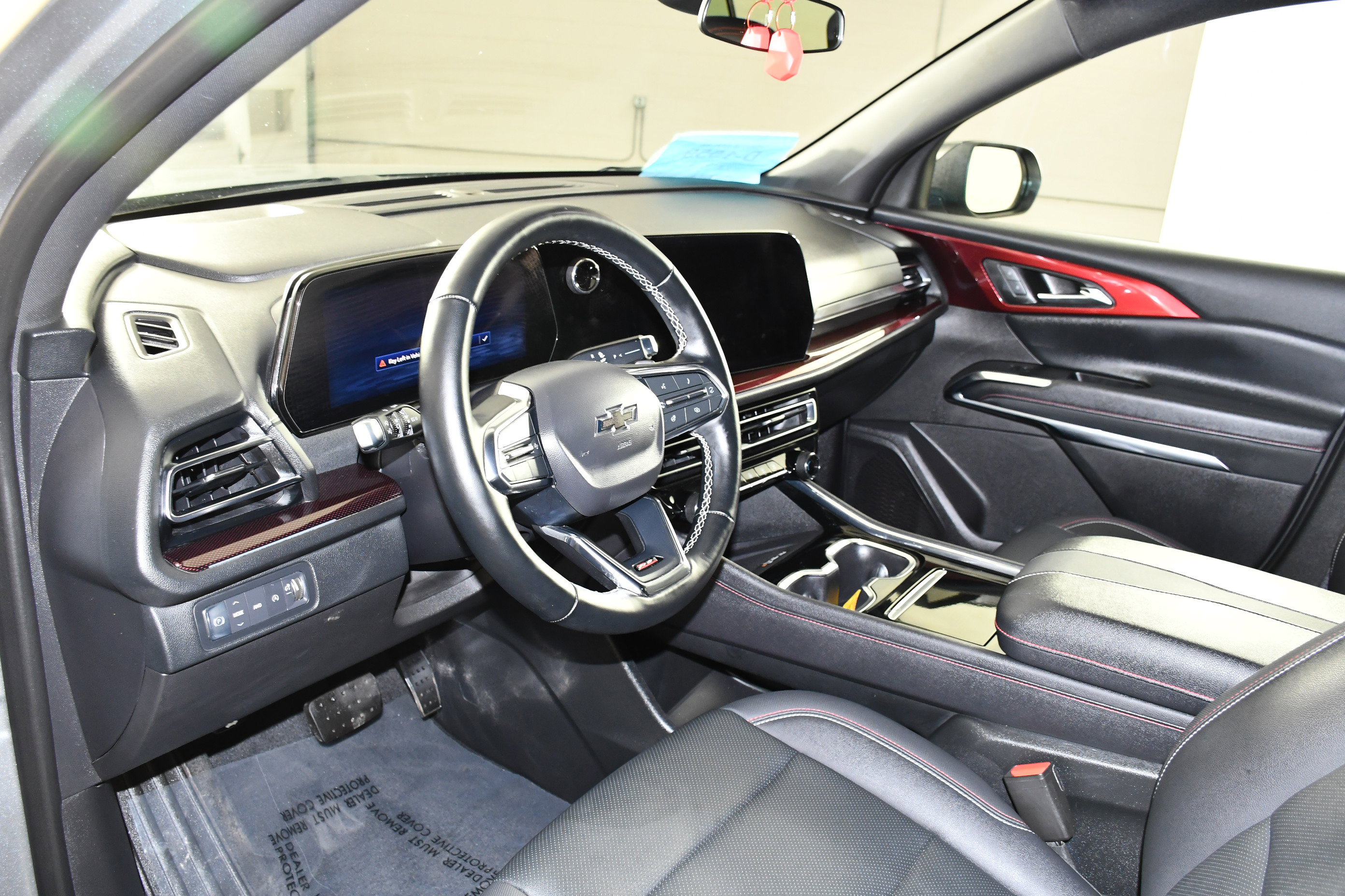 Used 2025 Chevrolet Traverse Z71 image 2