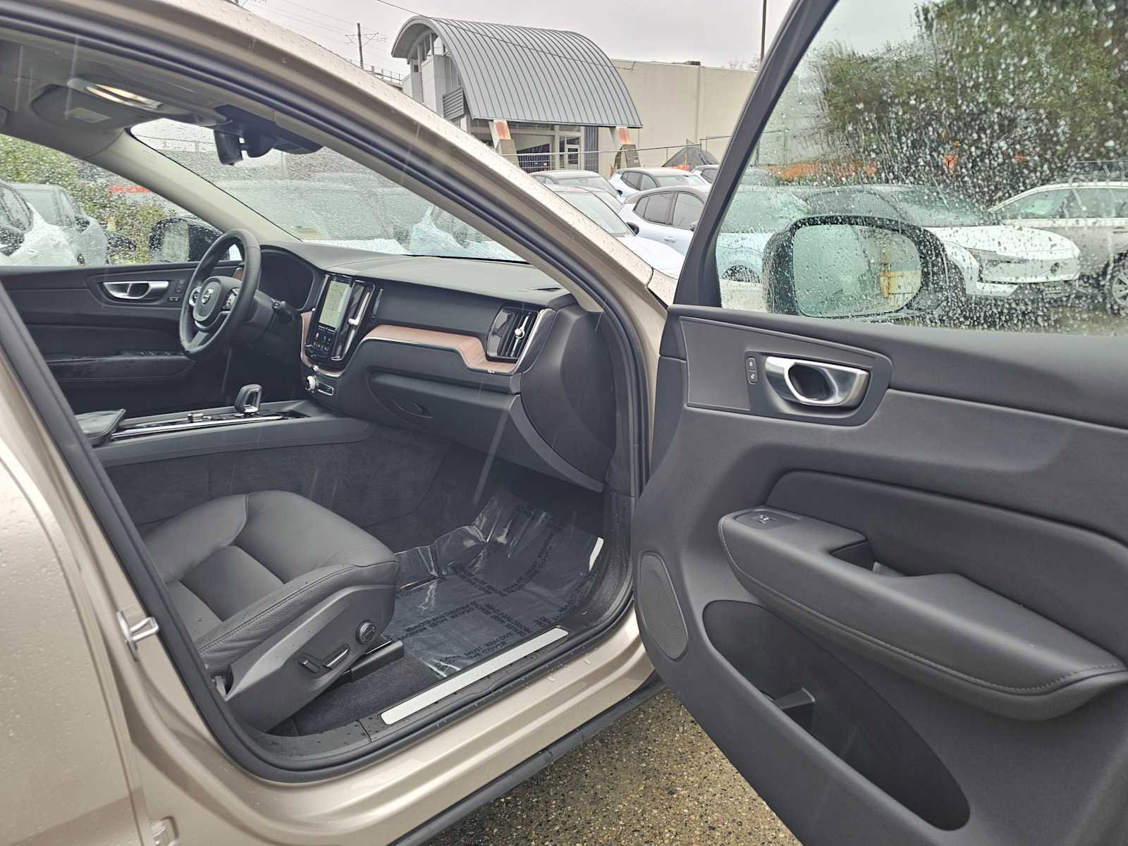 Certified 2024 Volvo XC60 T8 Plus w/ Protection Package Premier image 5