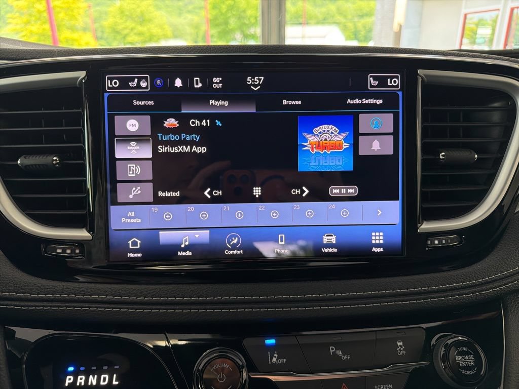 Used 2023 Chrysler Pacifica Touring-L w/ S Appearance Package FWD image 16