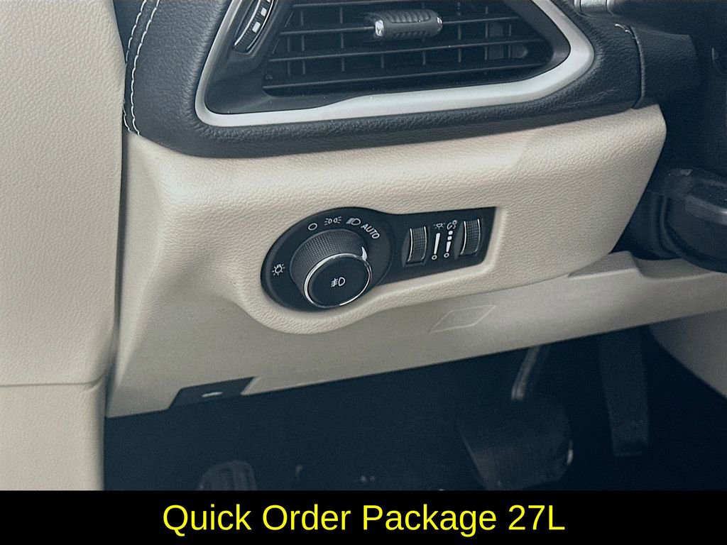 Used 2023 Chrysler Pacifica Touring-L image 15