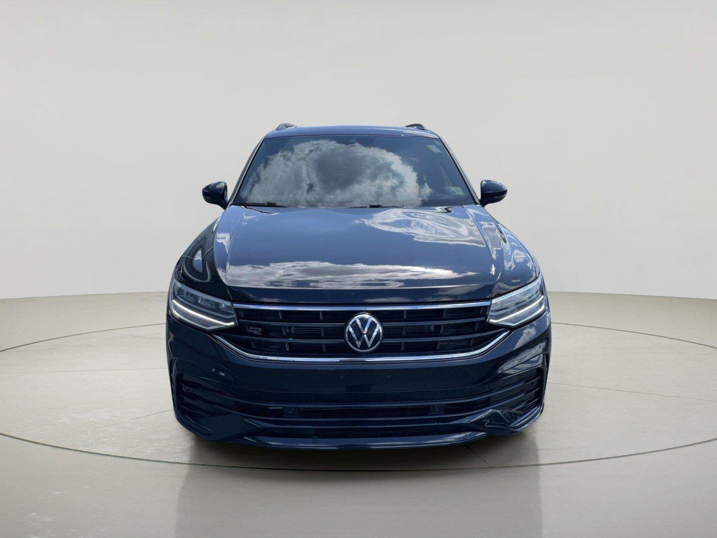 Used 2024 Volkswagen Tiguan SE R-Line AWD/4WD image 2