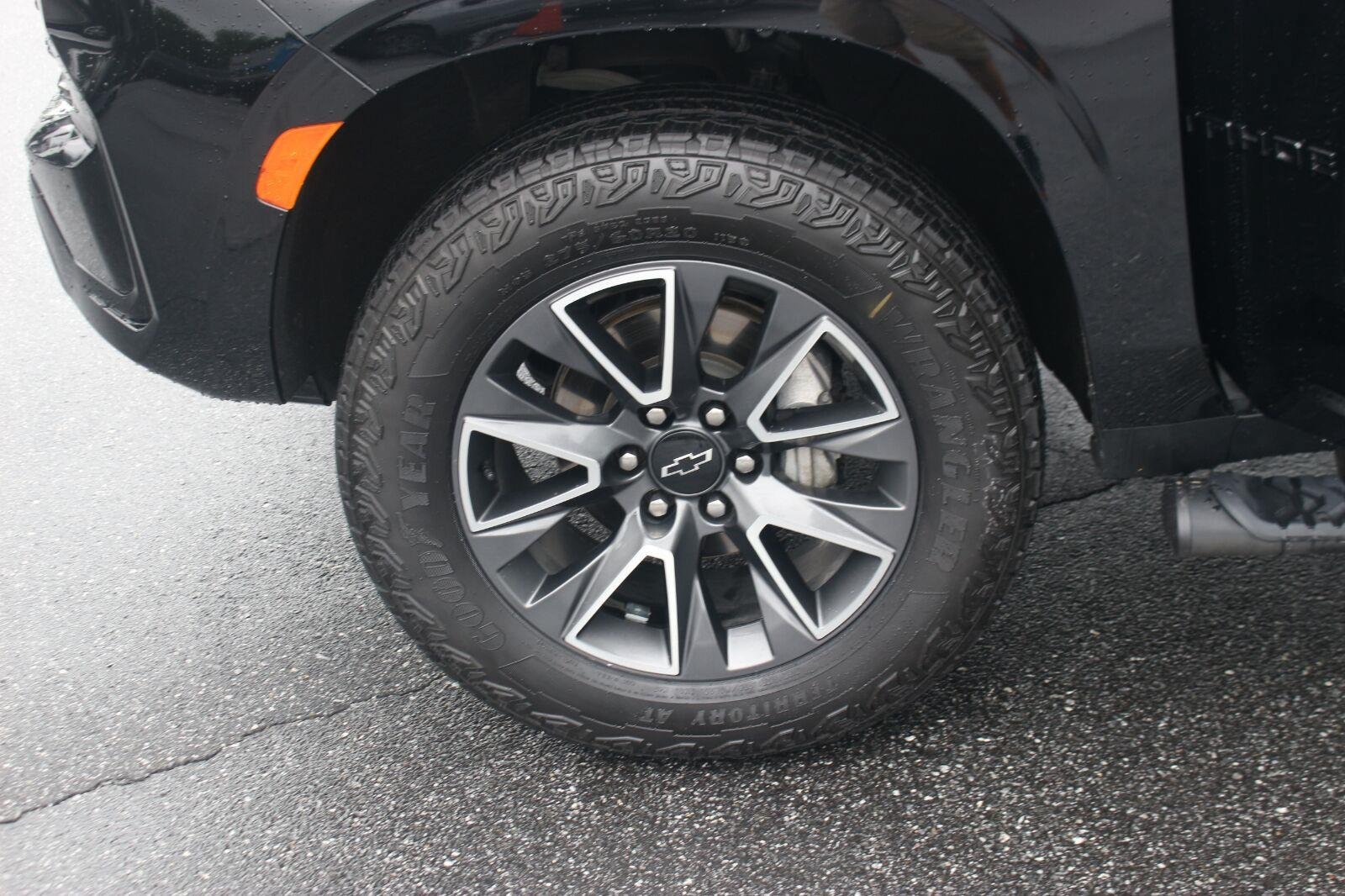 Used 2024 Chevrolet Tahoe Z71 w/ Luxury Package AWD/4WD image 46