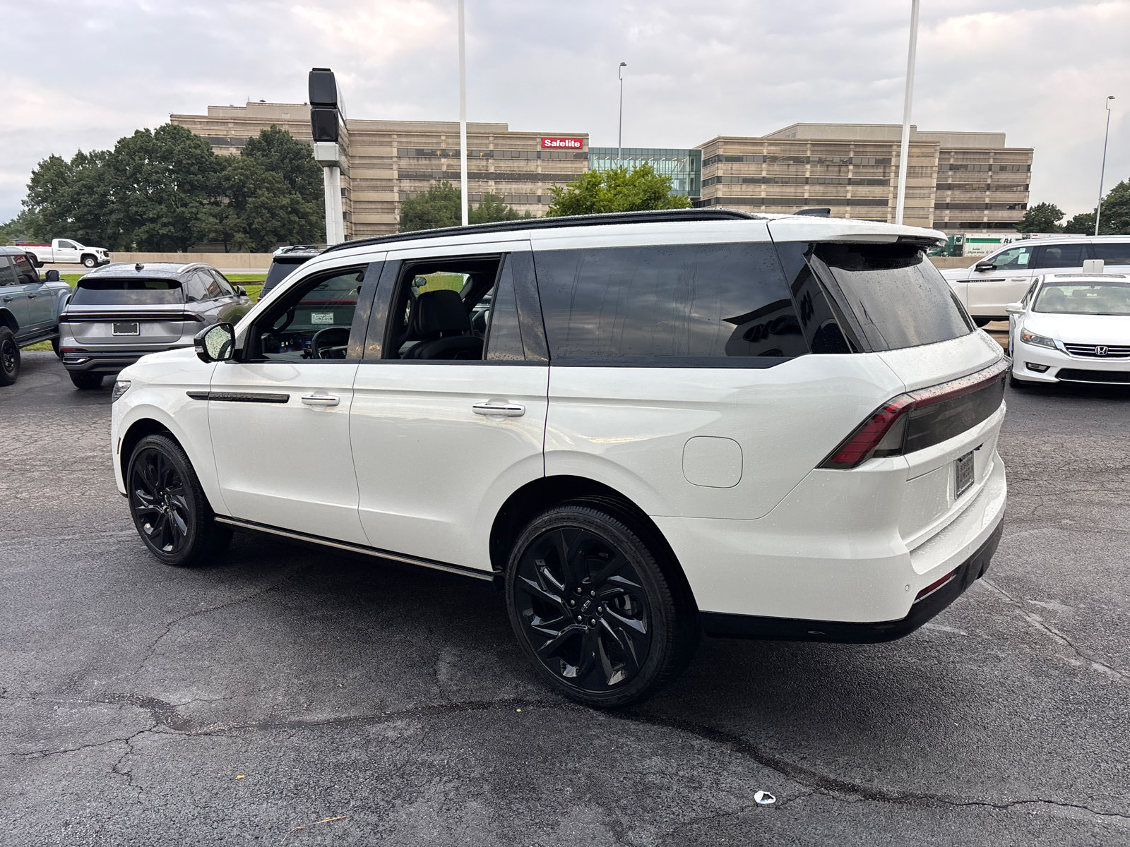 New 2027 Lincoln Navigator Reserve w/ Jet Appearance Package AWD/4WD image 5