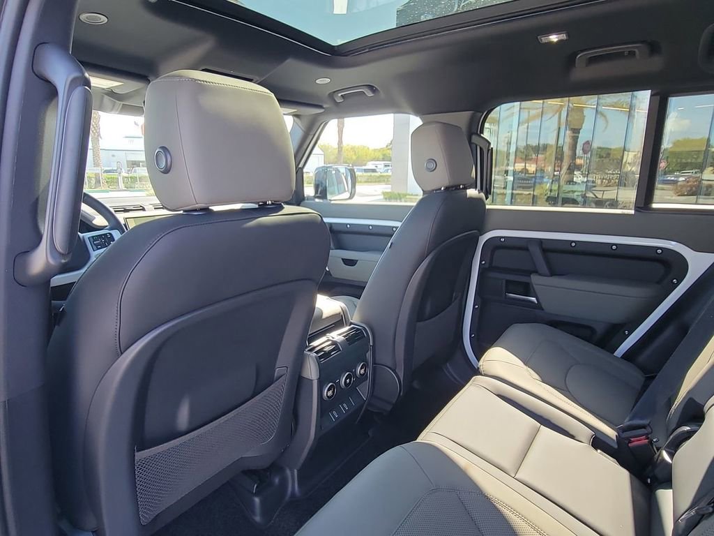 New 2026 Land Rover Defender 110 X-Dynamic SE AWD/4WD image 16