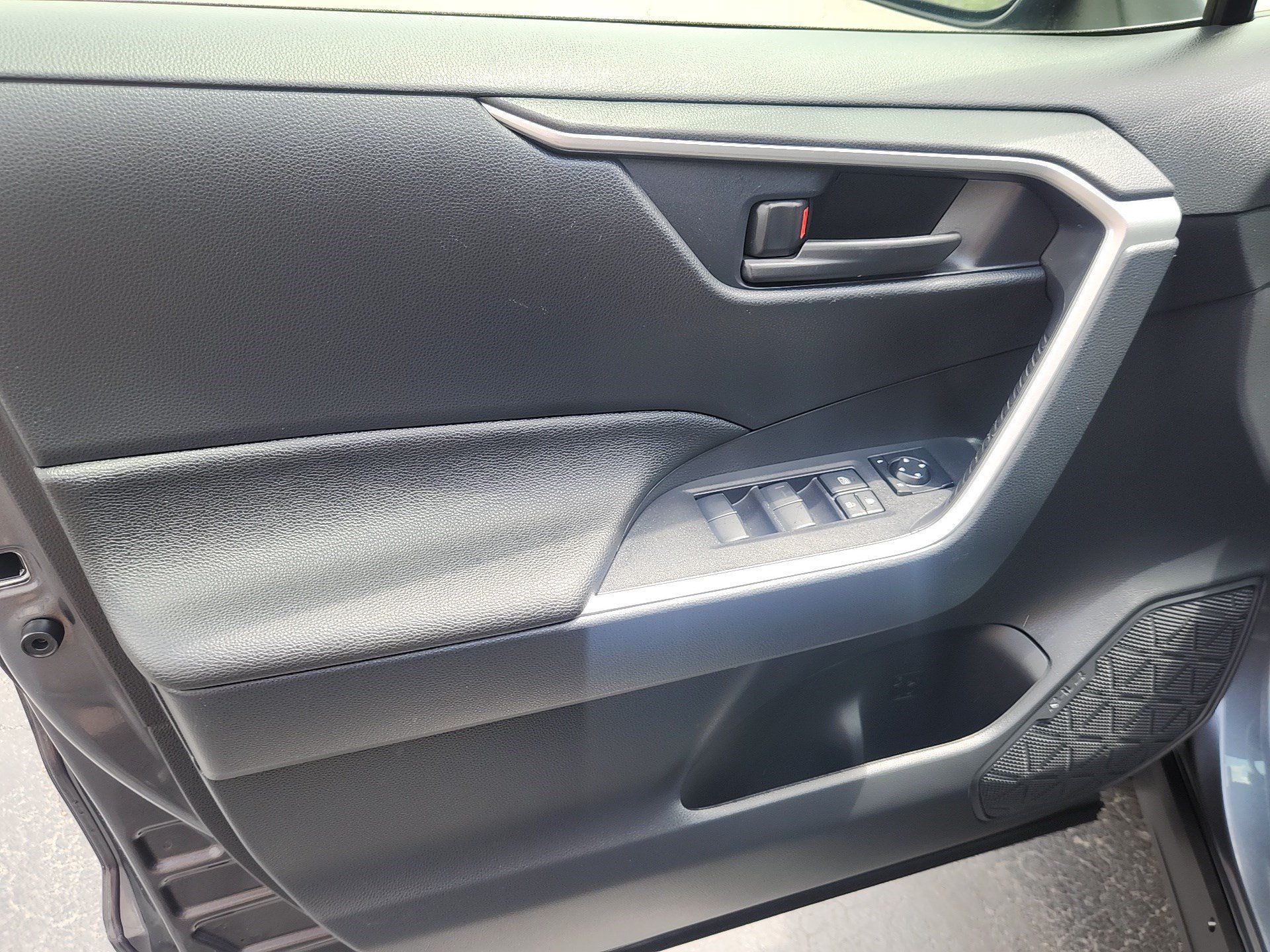 Certified 2025 Toyota RAV4 LE AWD/4WD image 10