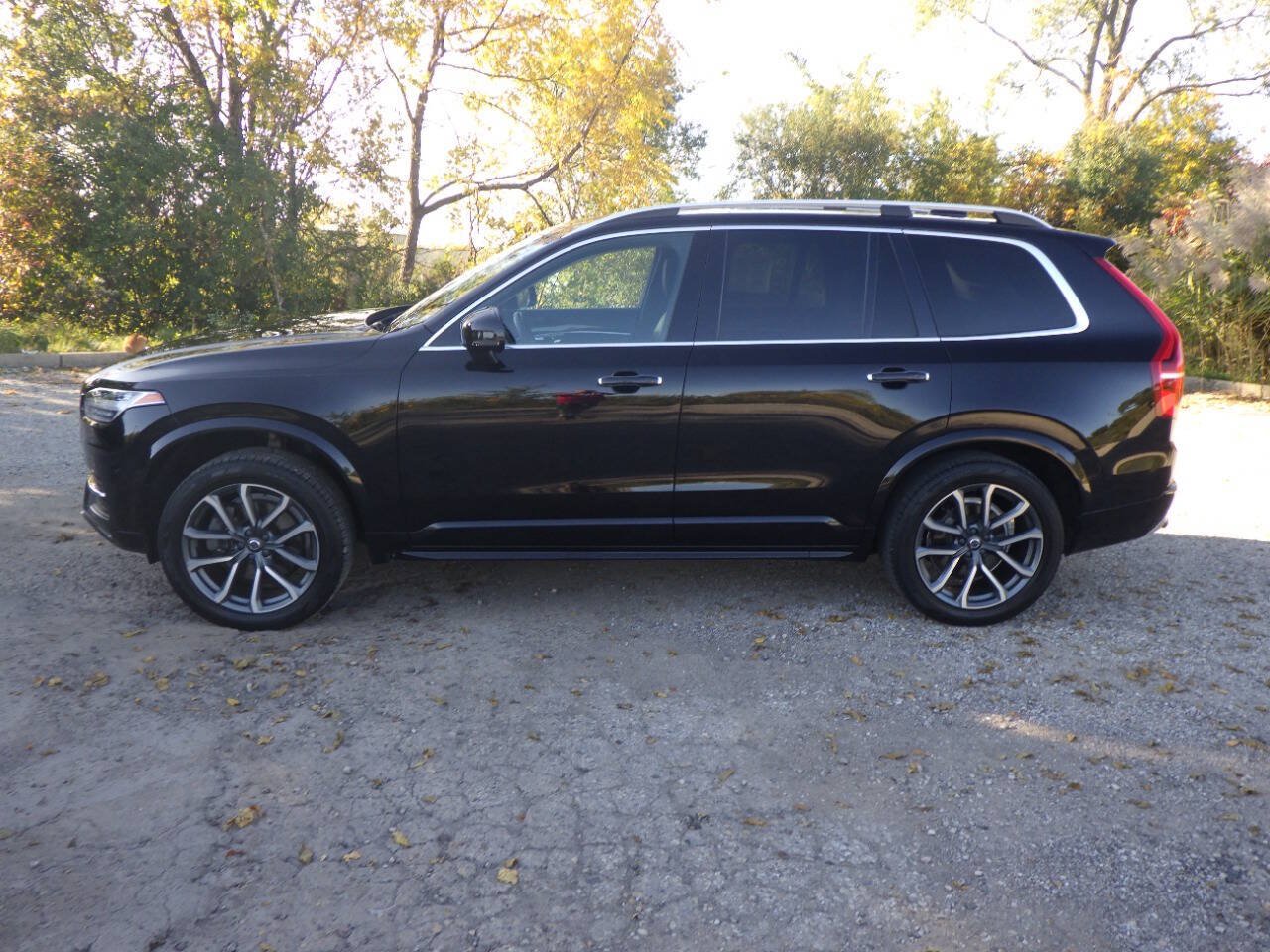 Used 2019 Volvo XC90 T5 Momentum w/ Multimedia Package AWD/4WD image 2