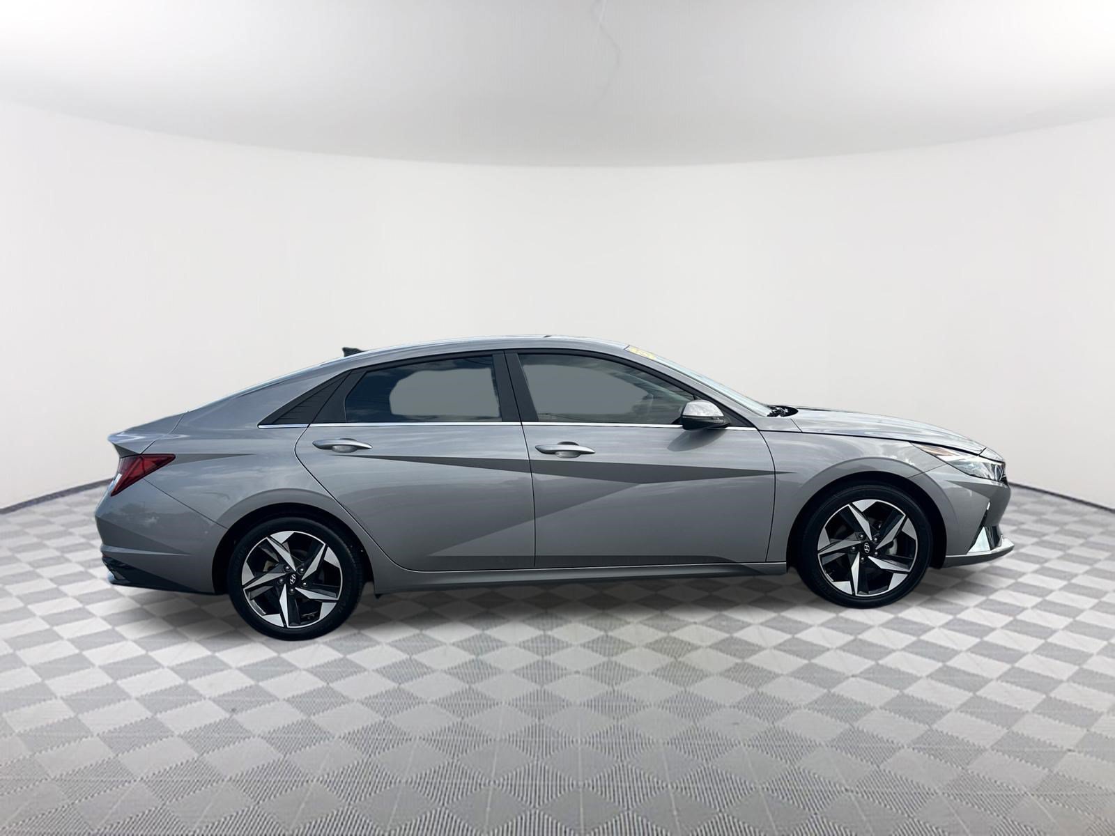Used 2023 Hyundai Elantra Limited FWD image 4