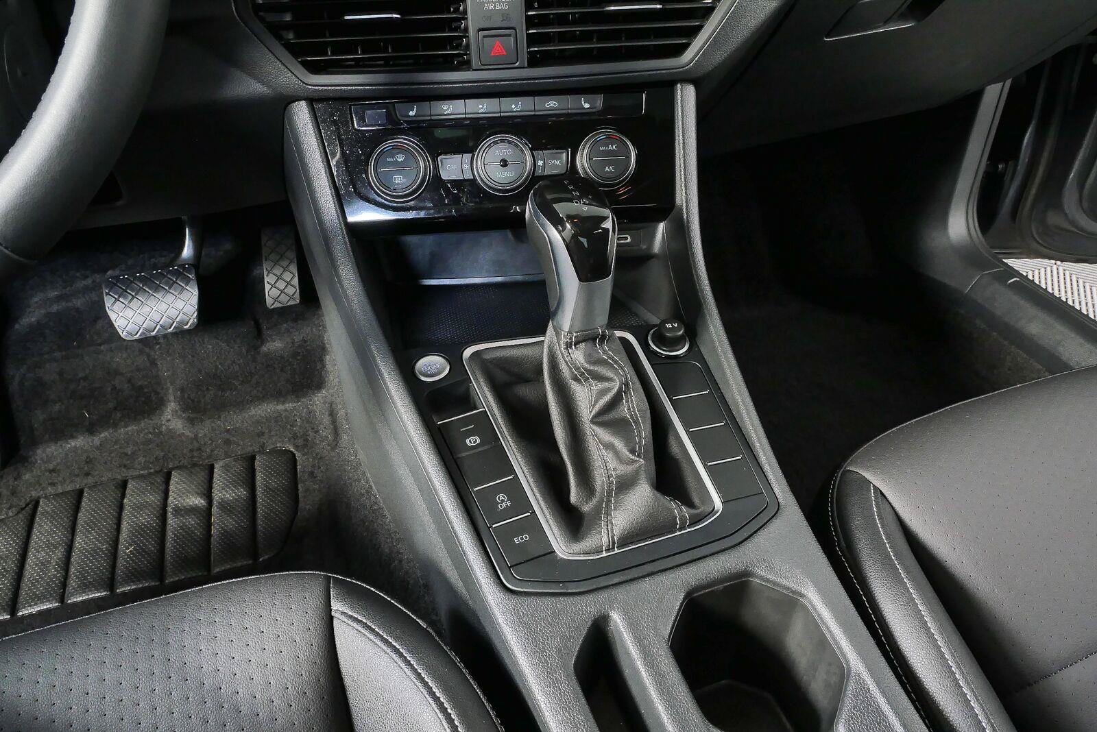 Used 2024 Volkswagen Jetta SE w/ Panoramic Sunroof Package FWD image 15