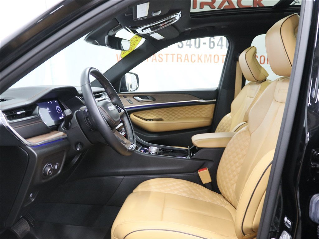 Used 2023 Jeep Grand Cherokee Summit w/ Luxury Tech Group V AWD/4WD image 15