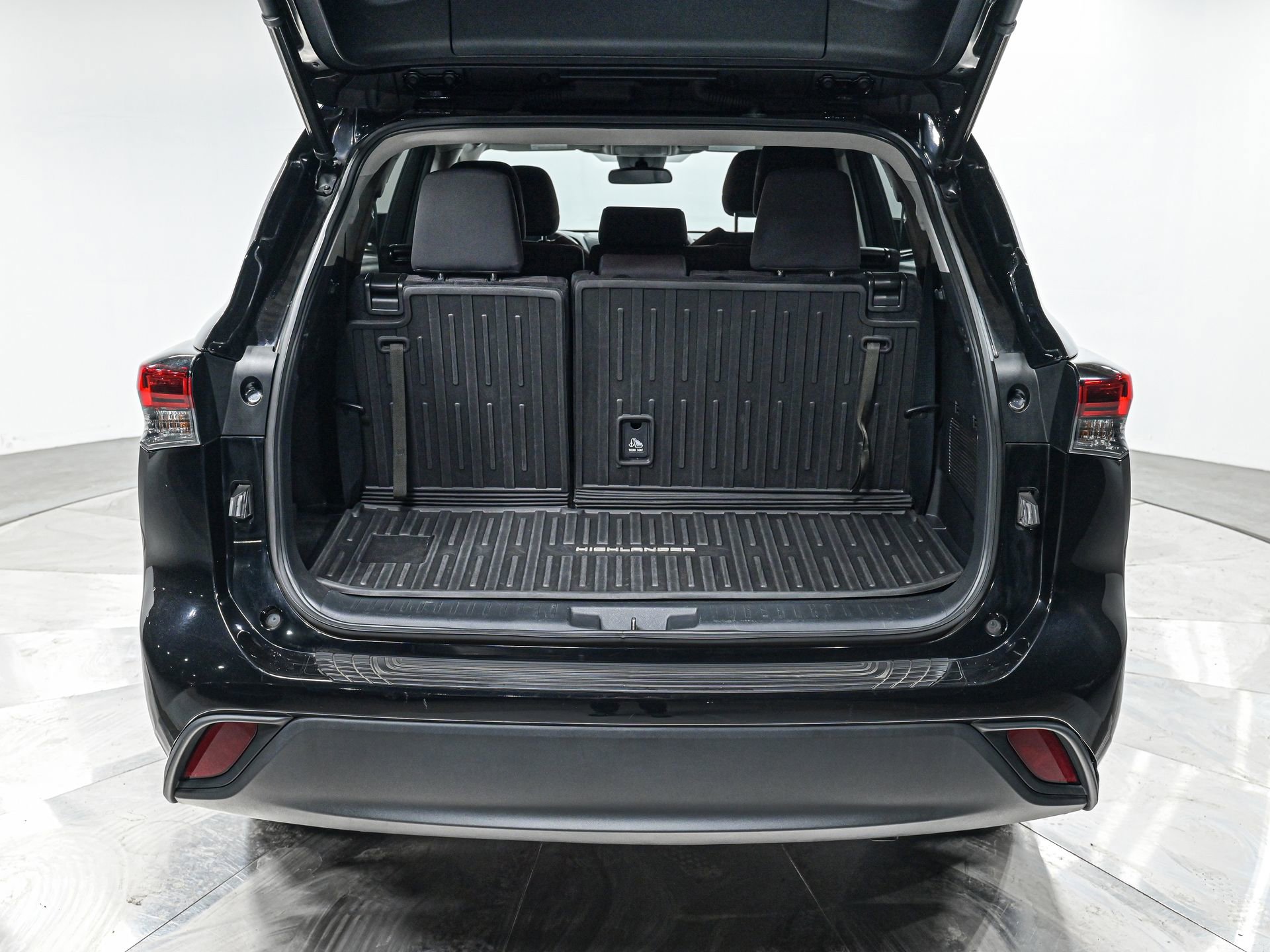 Used 2023 Toyota Highlander LE AWD/4WD image 6