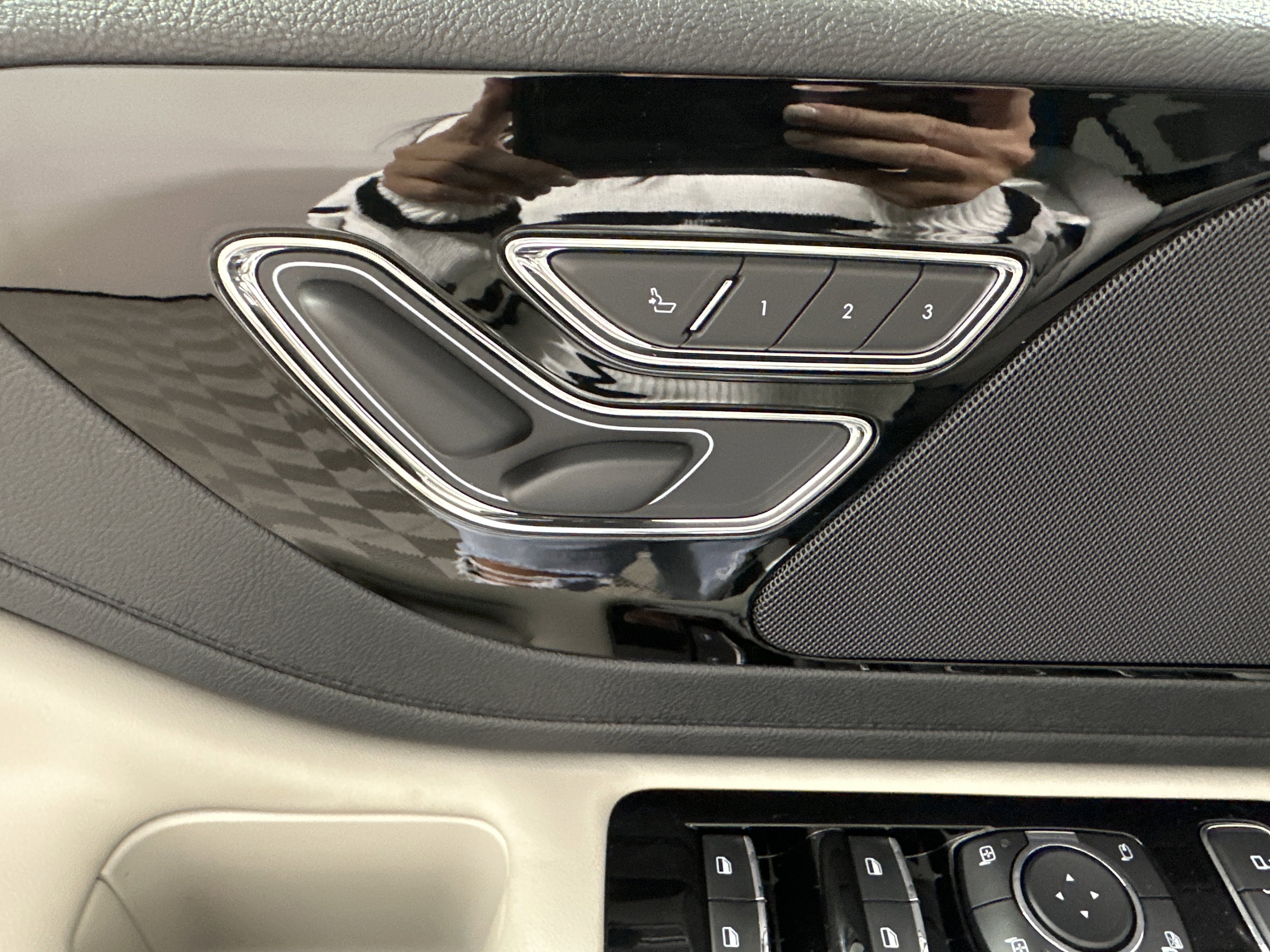 New 2025 Lincoln Aviator AWD image 11
