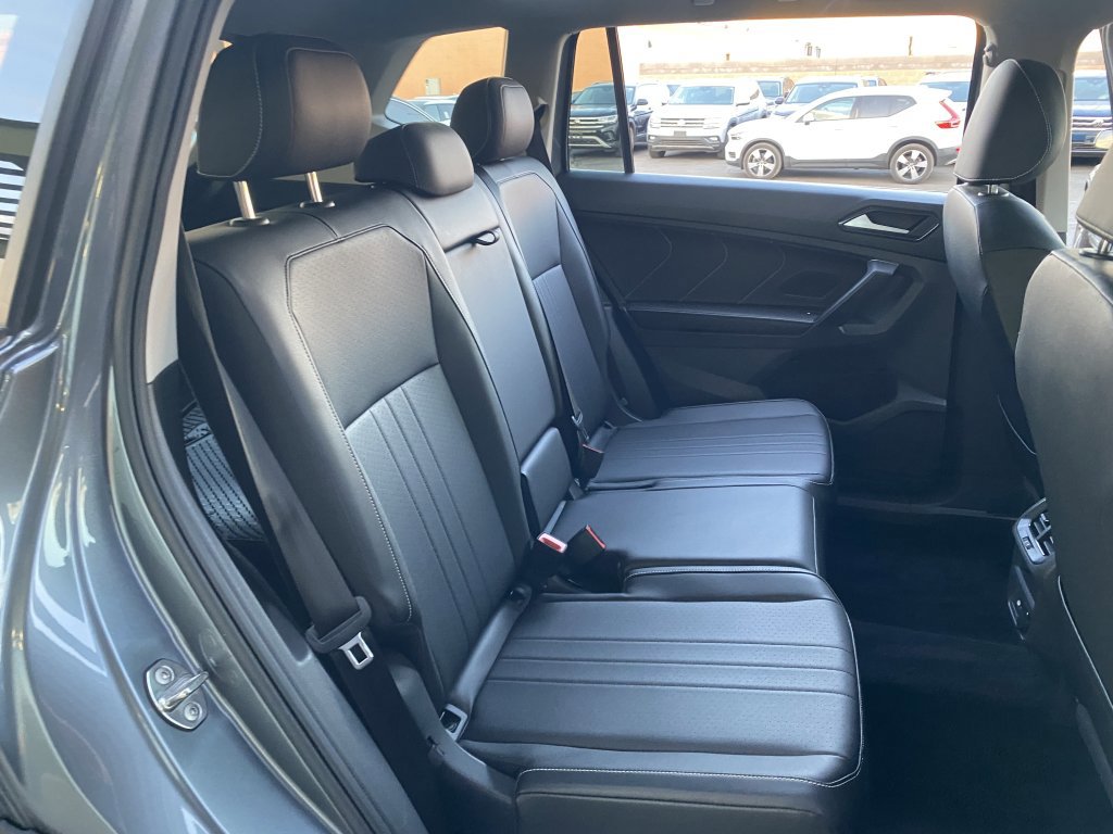 Used 2023 Volkswagen Tiguan SE w/ Panoramic Sunroof Package image 18