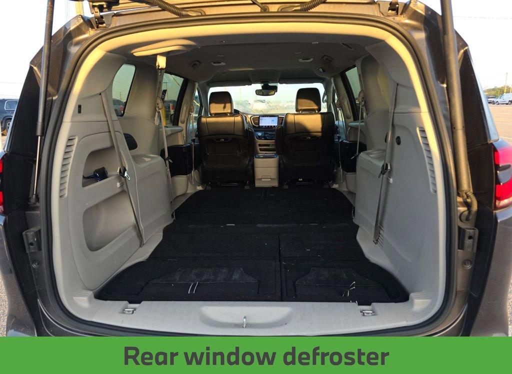 Used 2023 Chrysler Pacifica Touring-L FWD image 8