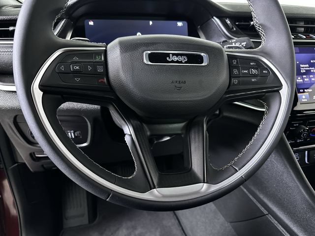Used 2025 Jeep Grand Cherokee Laredo AWD/4WD image 11