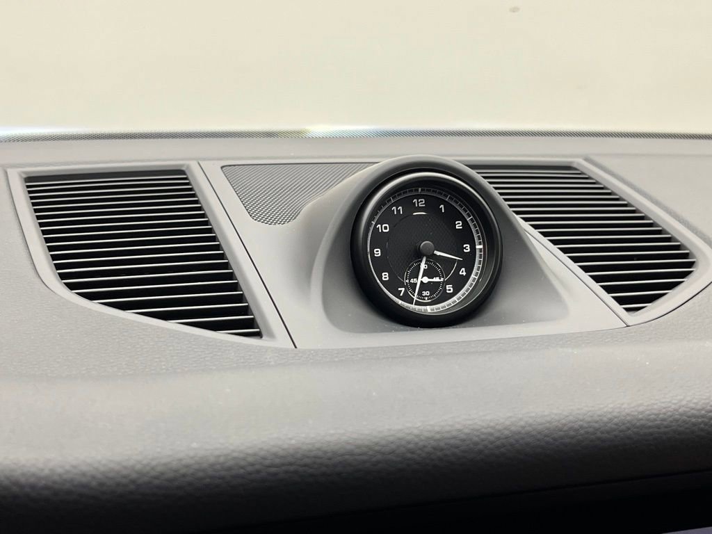 Certified 2025 Porsche Macan image 18