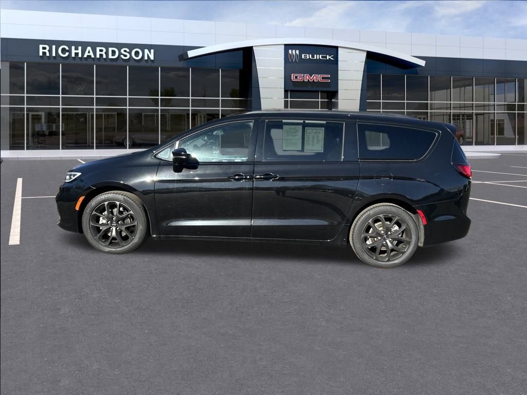 Used 2025 Chrysler Pacifica Limited image 4
