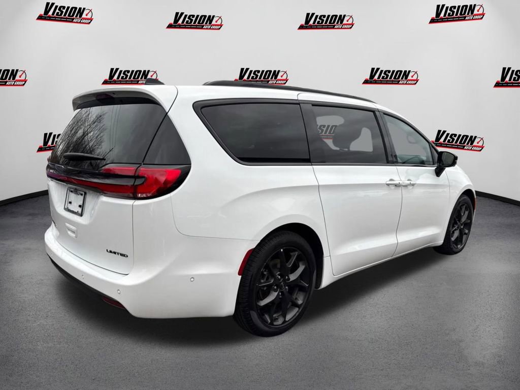 Used 2024 Chrysler Pacifica Limited w/ S Appearance Package image 5