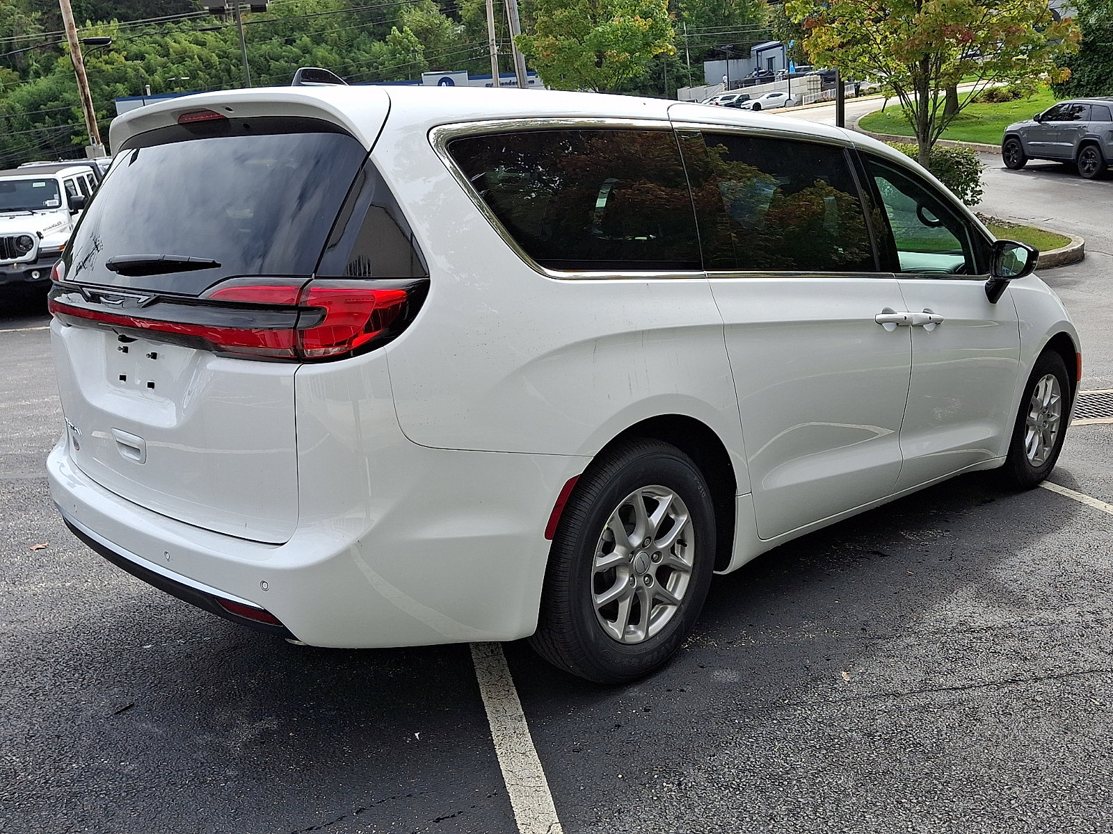 New 2027 Chrysler Pacifica Select FWD image 3