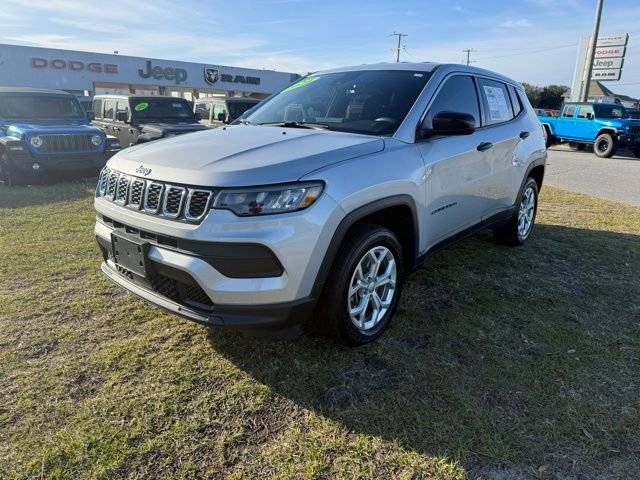Used 2024 Jeep Compass Sport image 3