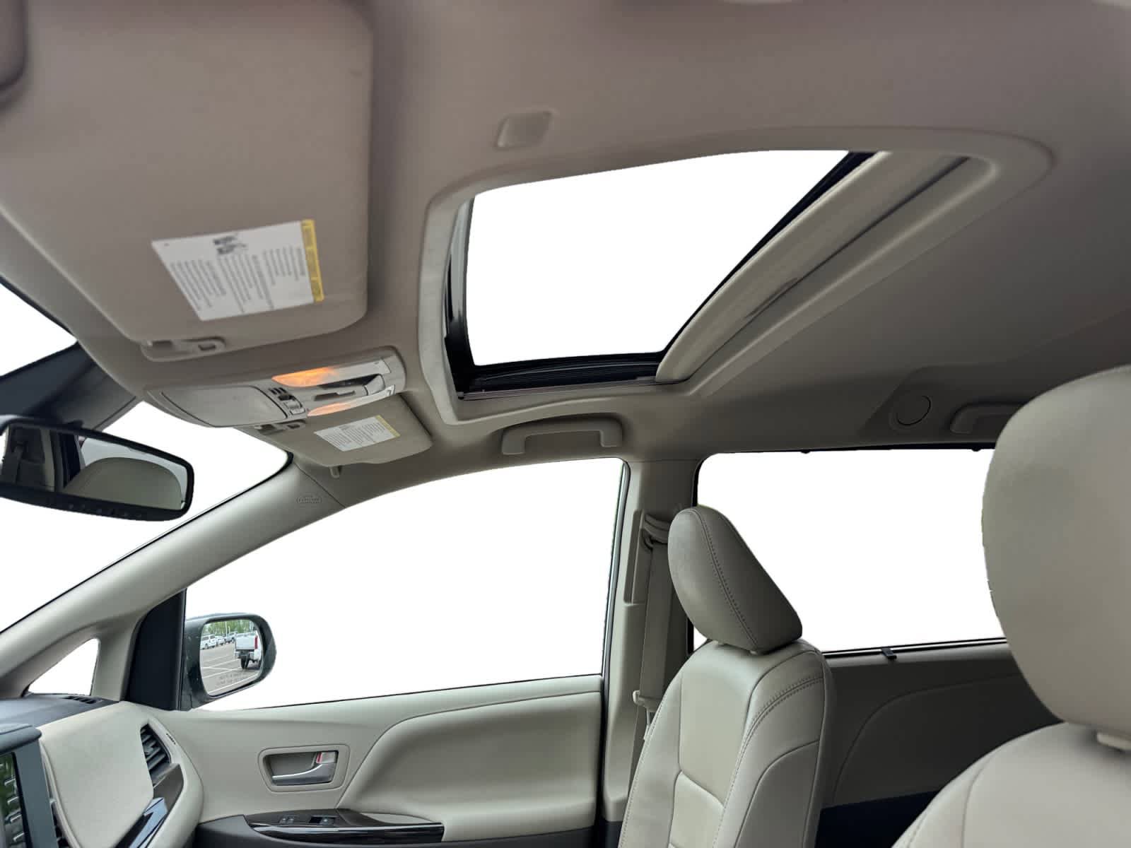Used 2019 Toyota Sienna XLE w/ XLE Navigation Package FWD image 3
