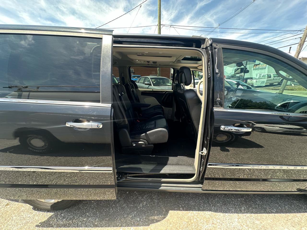 Used 2015 Chrysler Town & Country Limited Platinum FWD image 14