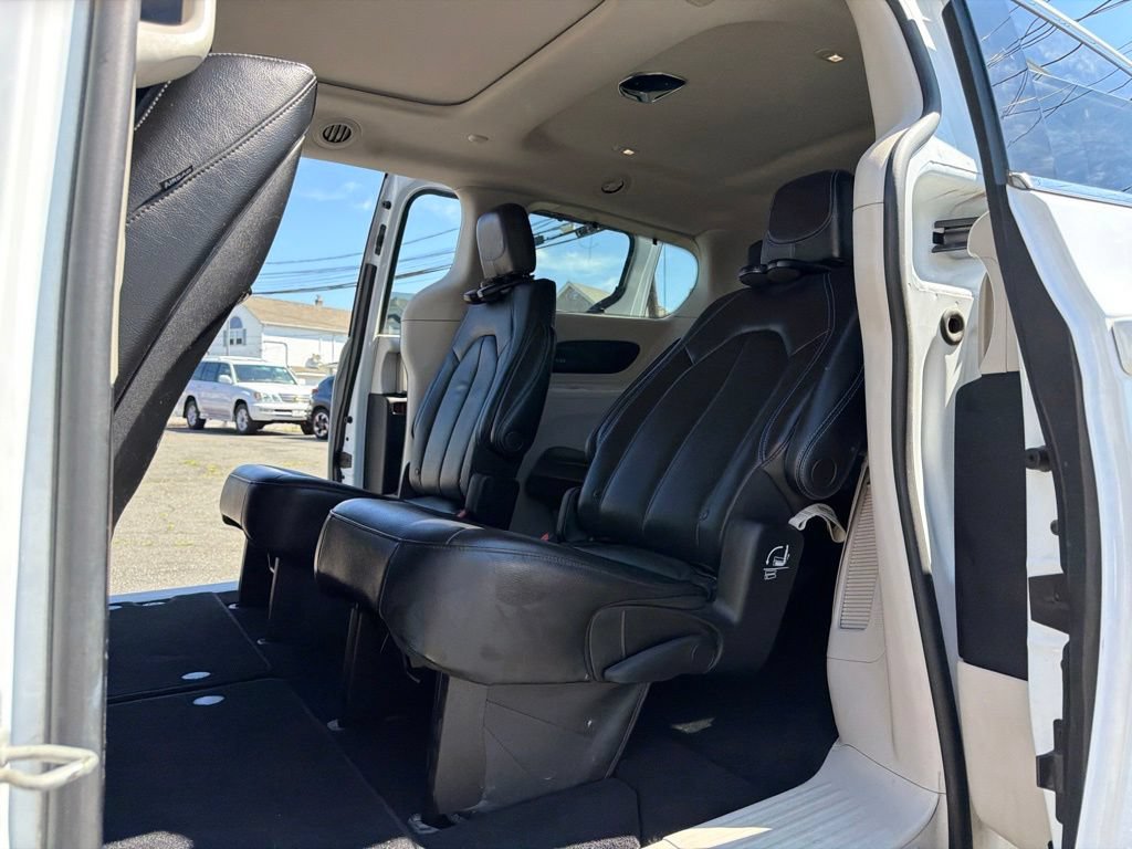 Used 2021 Chrysler Pacifica Touring-L w/ Uconnect Theater Family Group AWD/4WD image 22