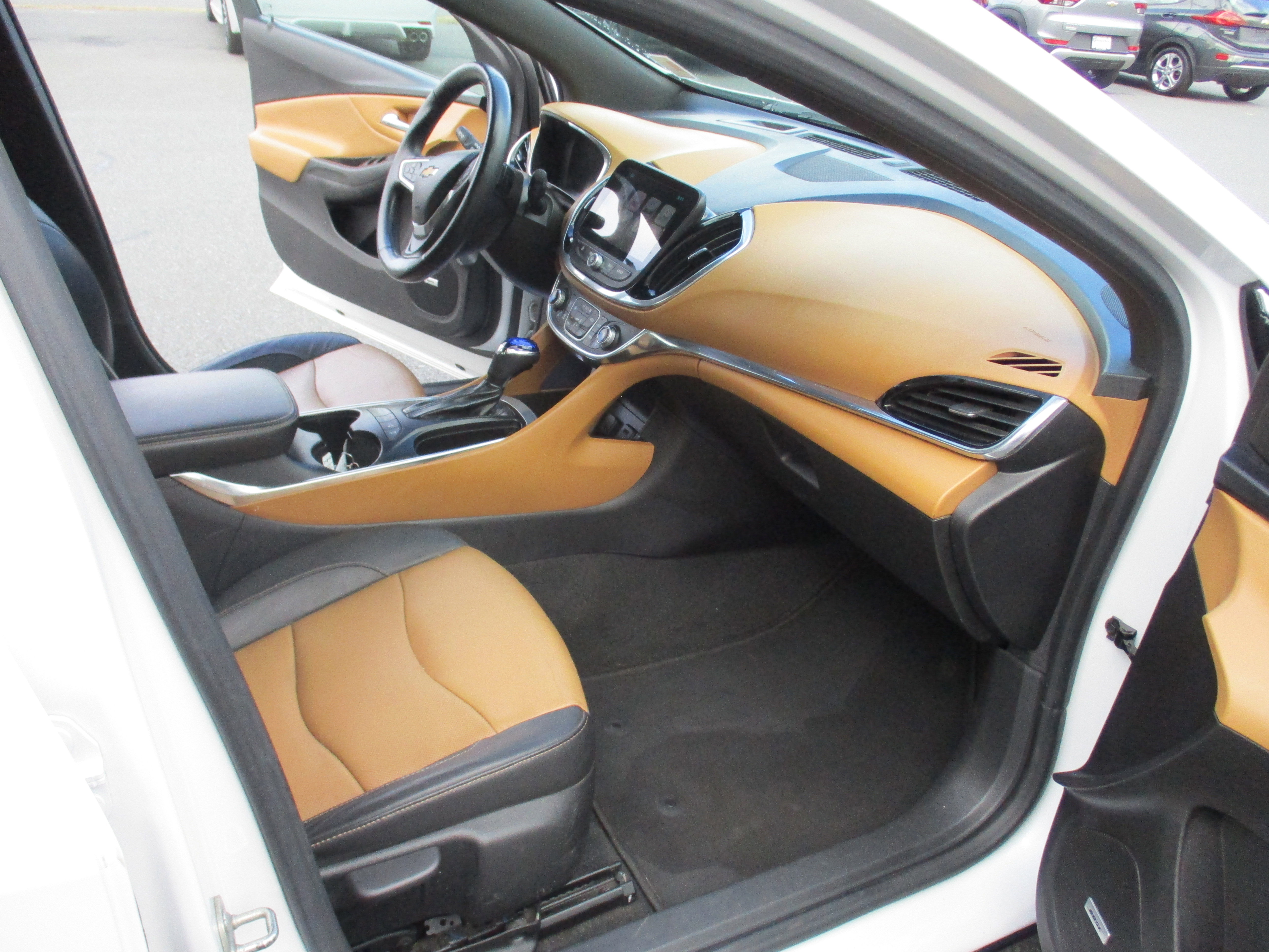 Used 2016 Chevrolet Volt Premier w/ Driver Confidence Package FWD image 14