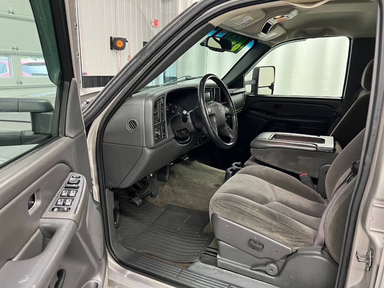 Used 2005 Chevrolet Silverado 3500 LS w/ Heavy-Duty Power Package AWD/4WD image 7
